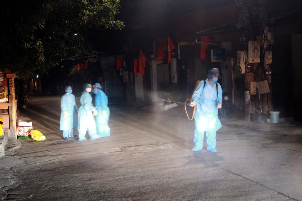 Ngày 28/1, lực lượng chức năng tỉnh Quảng Ninh phun khử khuẩn khu vực sinh sống của anh P.T.D (nhân viên an ninh Cảng hàng không Vân Đồn) - một trong 2 ca nhiễm đầu tiên, tại tổ 1, khu 6, phường Hồng Hà, thành phố Hạ Long. (Ảnh: TTXVN/phát)