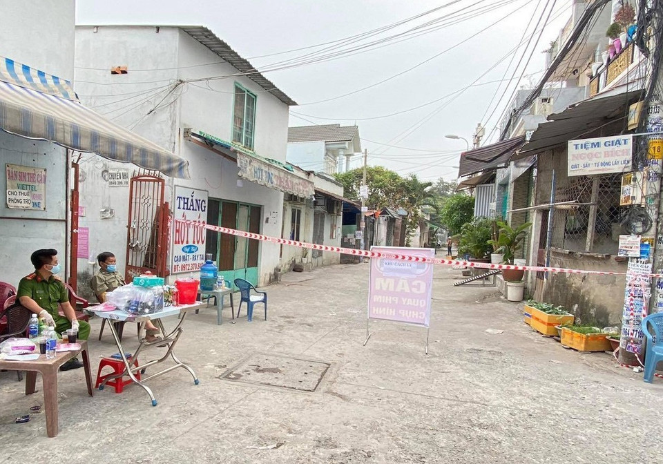 Các lực lượng chức năng phong tỏa tuyến đường TL04 tại phường Thạnh Lộc (Quận 12). (Ảnh: TTXVN)