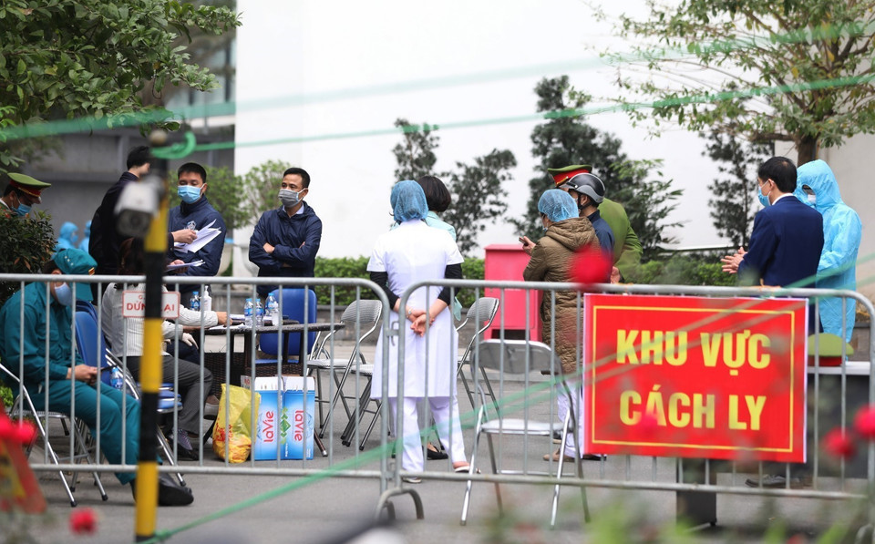 Ngày 8/2, sau khi Trung tâm Kiểm soát Bệnh tật Hà Nội (CDC Hà Nội) xác nhận có 3 trường hợp dương tính với SARS-CoV-2 tại chung cư Garden Hill, ở 99 Trần Bình (quận Nam Từ Liêm, Hà Nội), lực lượng chức năng đã tiến hành phong tỏa tòa A và B của chung cư, tổ chức phun khử khuẩn và lấy mẫu xét nghiệm các cư dân tại đây. (Ảnh: Thành Đạt/TTXVN)