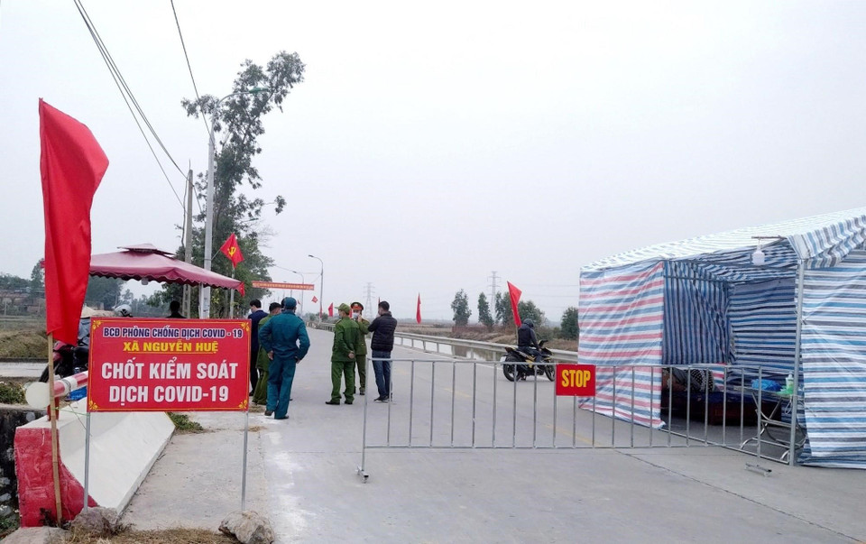 Ngày 29/1, Ủy ban Nhân dân tỉnh Quảng Ninh có công điện về việc triển khai các biện pháp cấp bách phòng, chống dịch COVID-19, theo đó kể từ 12 giờ ngày 29/1 đến 12 giờ ngày 23/2 thực hiện giãn cách xã hội toàn bộ thị xã Đông Triều. Riêng xã Bình Dương của thị xã Đông Triều sẽ áp dung biện pháp phong tỏa, áp dụng nghiêm các biện pháp phòng chống dịch. (Ảnh: TTXVN phát)