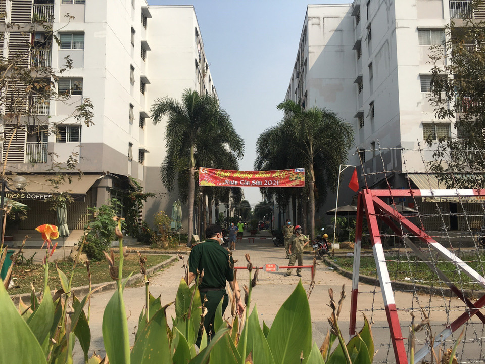 Phong tỏa khu vực chung cư Ehome 4, đường Vĩnh Phú 41, khu phố Hòa Long, phường Vĩnh Phú, thành phố Thuận An, tỉnh Bình Dương. (Ảnh: TTXVN)
