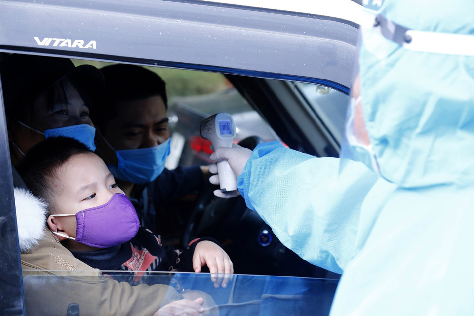 Kiểm tra y tế tại chốt kiểm soát y tế liên ngành phòng, chống dịch COVID-19 tuyến quốc lộ 2C, tại Km18 đường Tuyên Quang-Hà Nội. (Ảnh: Nam Sương/TTXVN)