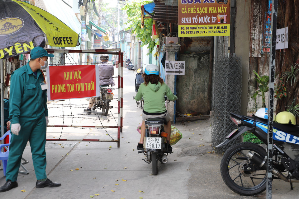 Phong tỏa tạm thời khu vực hẻm 90 Nguyễn Phúc Chu (phường 15, quận Tân Bình). (Ảnh: TTXVN)