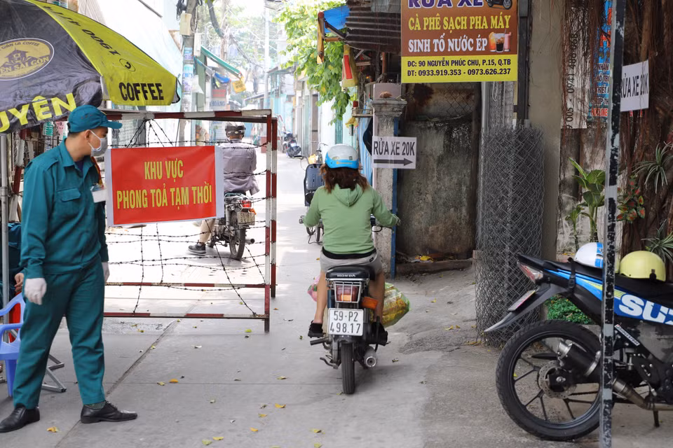 Phong tỏa tạm thời khu vực hẻm 90 Nguyễn Phúc Chu (phường 15, quận Tân Bình). (Ảnh: TTXVN)