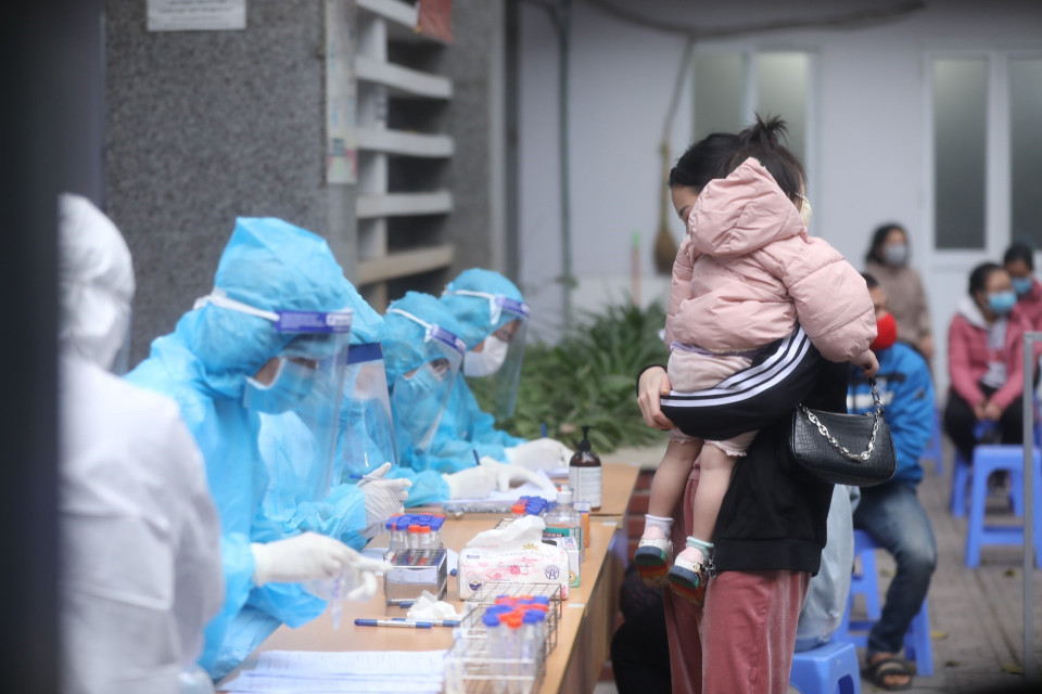 Sáng 31/1, Trung tâm y tế quận Hai Bà Trưng (Hà Nội) đã tiến hành lấy mẫu tập trung cho những người về từ vùng dịch. (Ảnh: Minh Quyết/TTXVN)