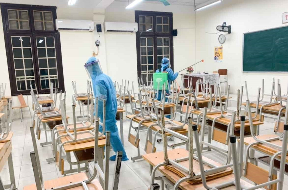 Tại Hà Nội, Trường THPT Phan Đình Phùng đã cho toàn bộ học sinh nghỉ học từ ngày 29/1 và phun khử khuẩn toàn bộ trường do có một học sinh thuộc diện F1. (Ảnh: TTXVN phát)