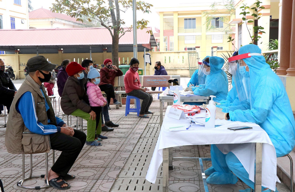 Sáng 29/1, ngành y tế tỉnh Bắc Ninh tiến hành điều tra dịch tễ cho hơn 500 người trường hợp liên quan đến bệnh nhân 1565 mắc COVID-19, có địa chỉ tại thôn Nhiêu Đậu, xã Lâm Thao, huyện Lương Tài, tỉnh Bắc Ninh. (Ảnh: Đinh Văn Nhiều/TTXVN)