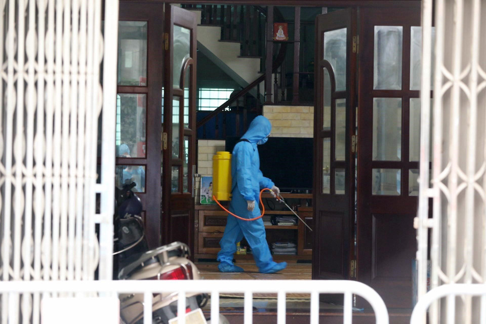 Nhân viên y tế phường Xuân Phương phun khử khuẩn tại hộ gia đình nghi nhiễm dịch. (Ảnh: Minh Quyết/TTXVN)
