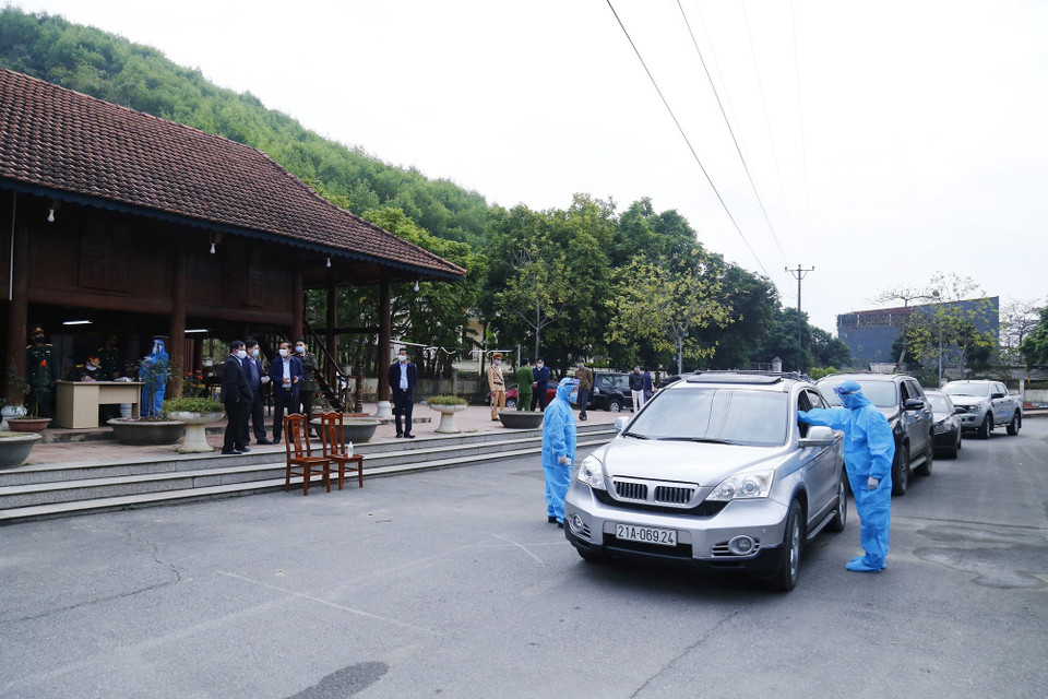 Kiểm tra y tế người điều khiển phương tiện tại chốt kiểm soát y tế liên ngành phòng, chống dịch COVID-19 tuyến quốc lộ 2C, tại Km 18 đường Tuyên Quang-Hà Nội. (Ảnh: Nam Sương/TTXVN)