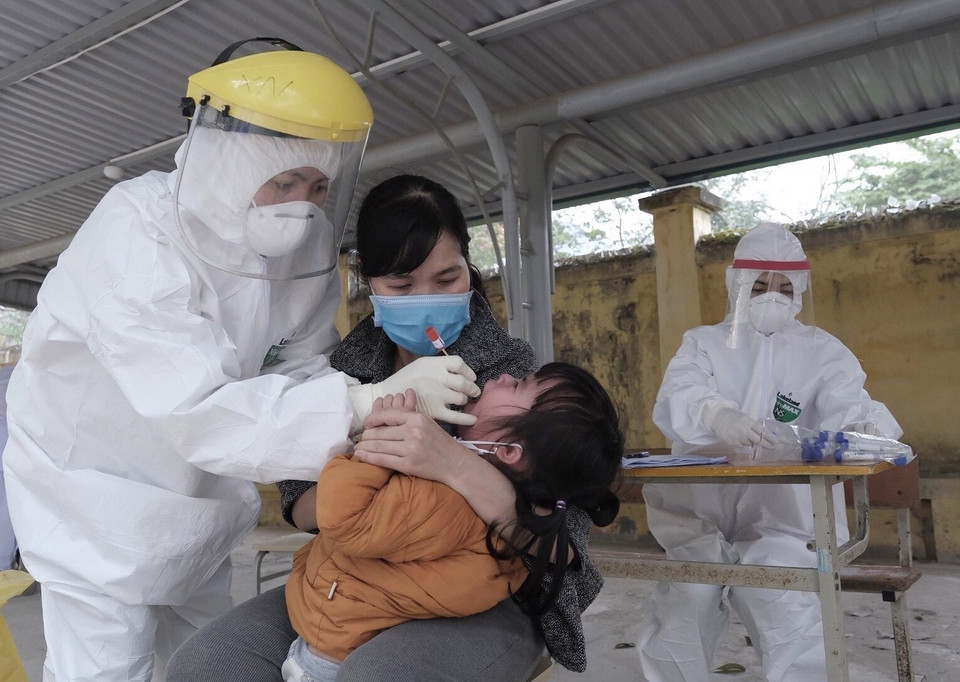 Ngay khi có thông tin ca thứ 11 dương tính với SARS-CoV-2 ở thôn Bạch Trữ, xã Tiến Thắng, huyện Mê Linh, lực lượng chức năng Hà Nội tiến hành khoanh vùng, truy vết, lấy mẫu xét nghiệm những người tiếp xúc gần. (Ảnh: TTXVN phát)