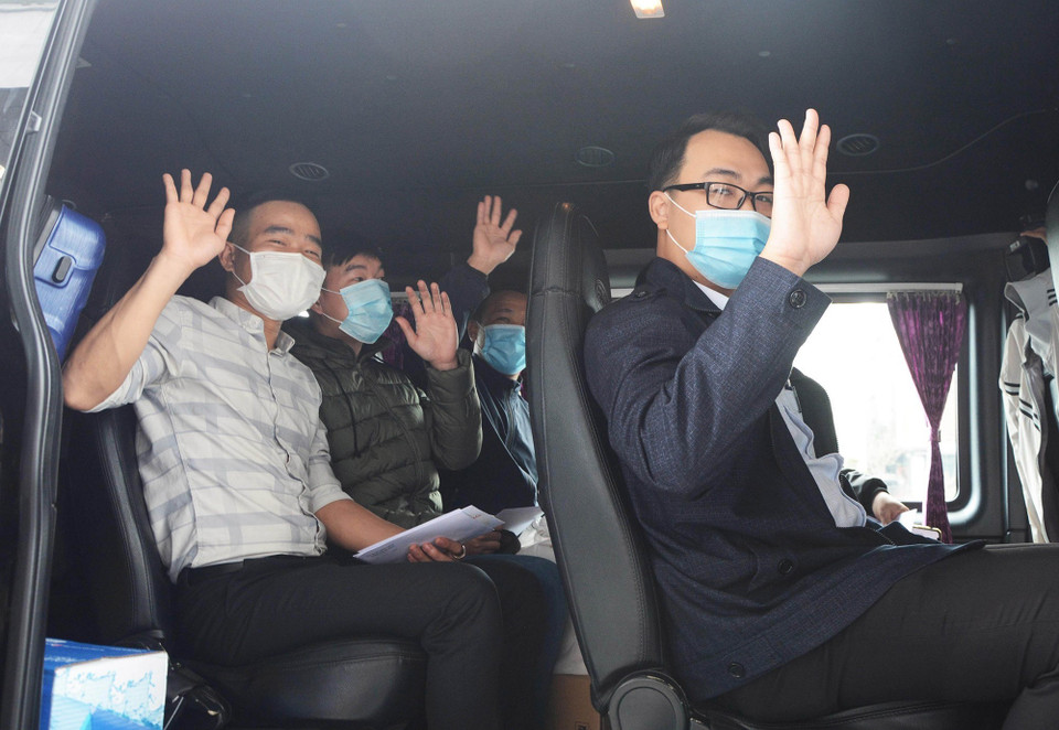 Ngày 5/2, đoàn cán bộ y tế của thành phố Đà Nẵng lên đường tiếp viện Gia Lai phòng, chống dịch COVID-19. (Ảnh: Văn Dũng/TTXVN)