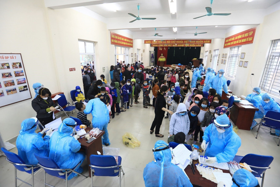 Chiều 31/1, Trung tâm Y tế quận Nam Từ Liêm (Hà Nội) tiến hành lấy mẫu xét nghiệm COVID-19 cho hơn 1000 học sinh trường Tiểu học Xuân Phương, do một học sinh đang theo học tại đây mắc COVID-19. (Ảnh: Thành Đạt /TTXVN)