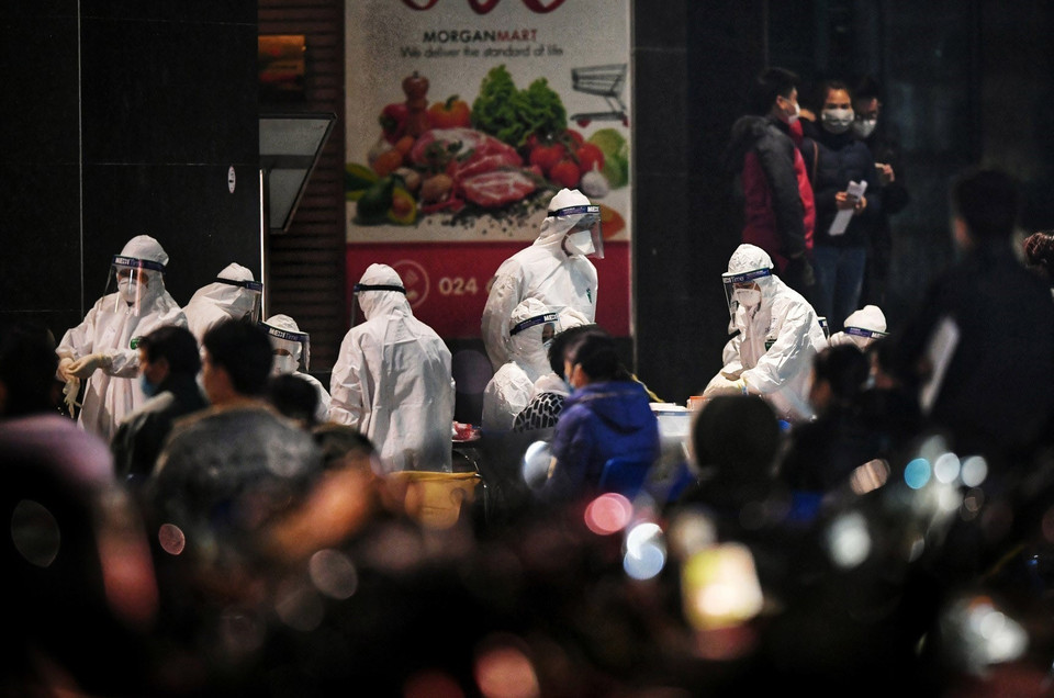 Ngay trong đêm 4/2, sau khi xuất hiện ca mắc COVID-19 (BN 1956) sinh sống tại chung cư Sky City Tower 88 Láng Hạ (Hà Nội), lực lượng chức năng quận Đống Đa đã tiến hành phong tỏa và tiến hành lấy mẫu xét nghiệm cho toàn bộ cư dân tại chung cư này. (Ảnh: Thành Đạt/TTXVN)