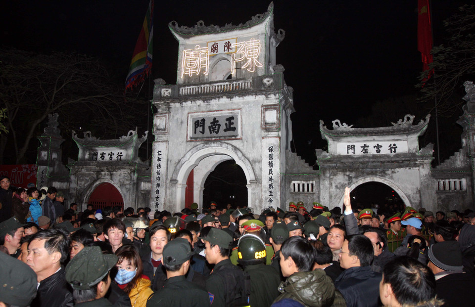 Đông đảo nhân dân và du khách thập phương về dự lễ khai ấn. (Ảnh: Quốc Khánh/ TTXVN)