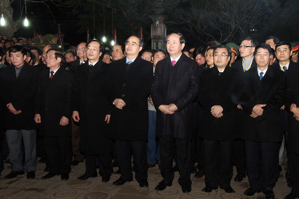 Đồng chí Nguyễn Thiện Nhân, Ủy viên Bộ chính trị, Chủ tịch Ủy ban Trung ương Mặt trận Tổ quốc Việt Nam, Đại tướng Trần Đại Quang, Ủy viên Bộ chính trị, Bộ trưởng Bộ Công an và đông đảo nhân dân, du khách thập phương đã đến dự lễ khai ấn. (Ảnh: Quốc Khánh/ TTXVN)