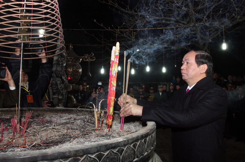 Bộ trưởng Bộ Công an Trần Đại Quang dâng hương tại lễ khai ấn. (Ảnh: Quốc Khánh/ TTXVN)