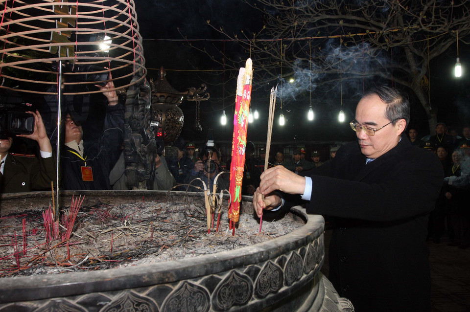 Chủ tịch Ủy ban Trung ương Mặt trận Tổ quốc Việt Nam Nguyễn Thiện Nhân dâng hương tại lễ khai ấn. (Ảnh: Quốc Khánh/ TTXVN)
