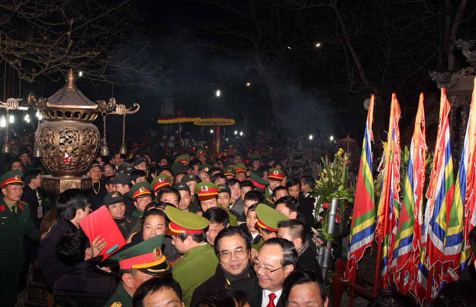  Do lượng người tham dự quá đông trong đêm khai ấn, nhằm đảm bảo an ninh trật tự và để buổi lễ được diễn ra thành công tốt đẹp, Thành phố Nam Định đã huy động các lực lượng công an, quân sự, dân quân tự vệ để thực hiện giữ gìn an ninh trật tự. (Ảnh: Quốc Khánh/ TTXVN)