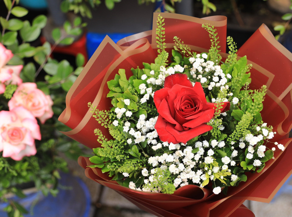 Hoa hồng, tượng trưng cho tình yêu được bày bán trên phố Bạch Mai trong dịp 8/3. (Ảnh: Hoàng Hiếu/TTXVN)