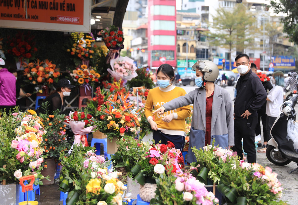 Nhiều người chọn mua hoa trên phố Hai Bà Trưng trong chiều 7/3. (Ảnh: Hoàng Hiếu/TTXVN)