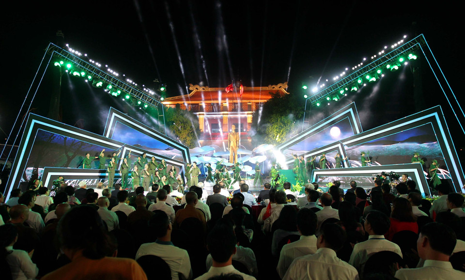 Tiết mục văn nghệ trong chương trình cầu truyền hình Hồ Chí Minh - Sáng ngời ý chí Việt Nam tại điểm cầu Bến Nhà Rồng, TP. Hồ Chí Minh. (Ảnh: Thanh Vũ/TTXVN)