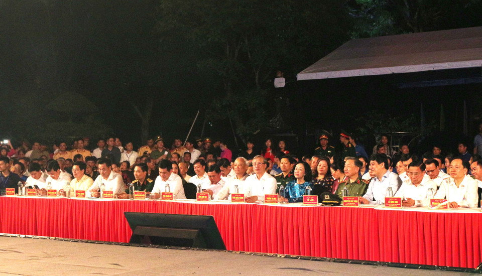 Các nhà lãnh đạo Đảng, nhà nước dự chương trình tại điểm Nghệ An. (Ảnh: Nguyễn Oanh/TTXVN)