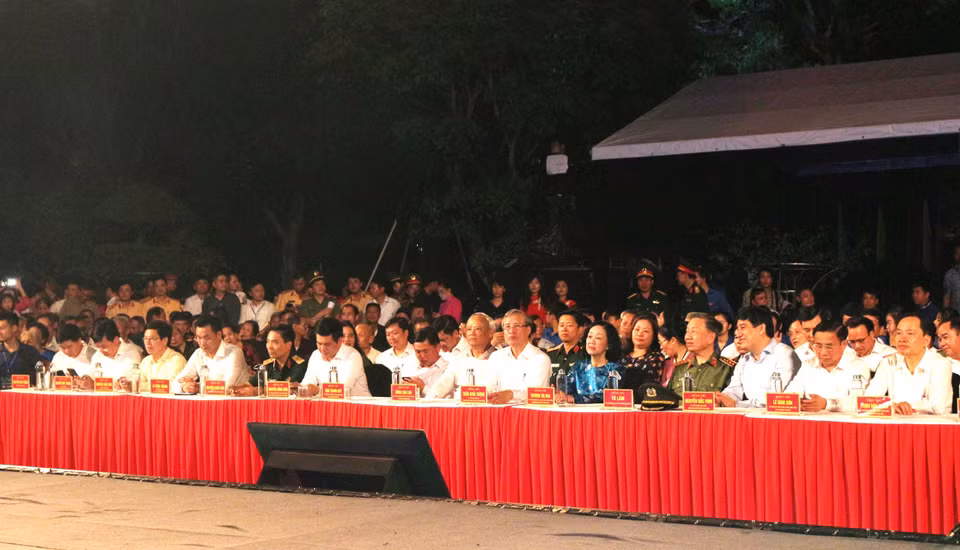 Các nhà lãnh đạo Đảng, nhà nước dự chương trình tại điểm Nghệ An. (Ảnh: Nguyễn Oanh/TTXVN)
