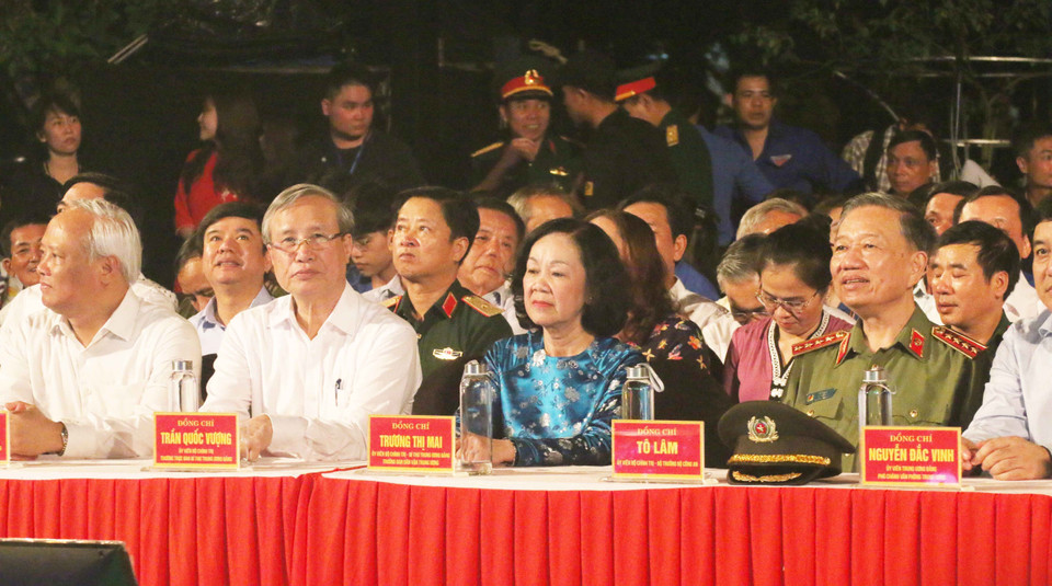 Đồng chí Trần Quốc Vượng, Ủy viên Bộ Chính trị, Thường trực Ban Bí thư (áo trắng thứ 2 từ trái sang) dự điểm cầu tại Nghệ An. (Ảnh: Nguyễn Oanh/TTXVN)