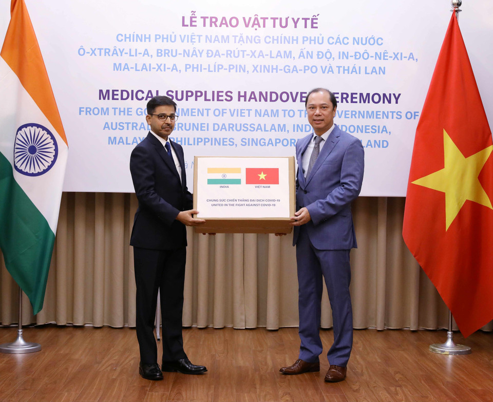 Thứ trưởng Bộ Ngoại giao Nguyễn Quốc Dũng trao tượng trưng hỗ trợ vật tư y tế cho Chính phủ và nhân dân Ấn Độ phòng, chống COVID-19. (Ảnh: Văn Điệp/TTXVN)