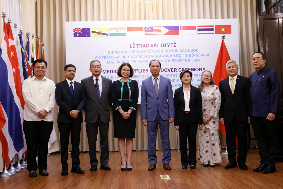 Thứ trưởng Bộ Ngoại giao Nguyễn Quốc Dũng chụp ảnh với đại diện các nước tại buổi lễ trao tặng hỗ trợ vật tư y tế phòng, chống COVID-19. (Ảnh: Văn Điệp/TTXVN)