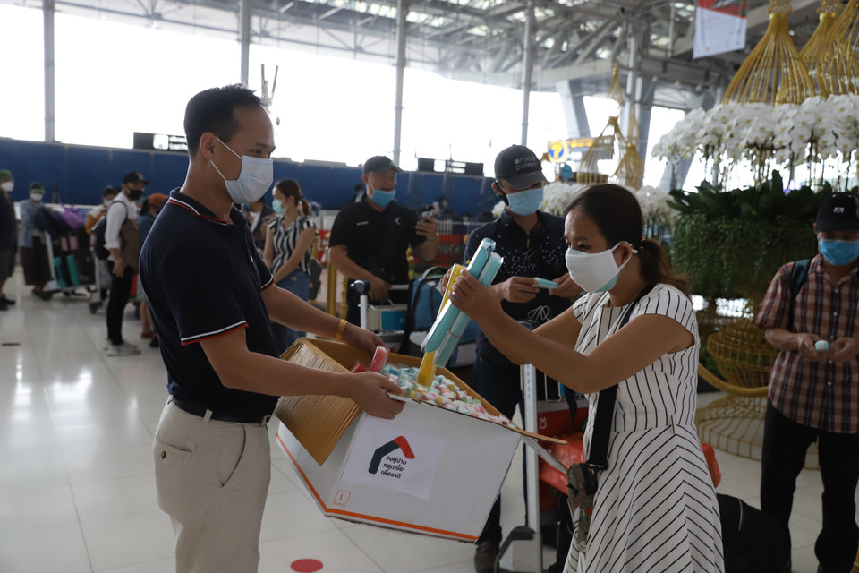  Đại sứ quán Việt Nam tại Thái Lan phát mặt nạ bảo hộ cho công dân. (Ảnh: Hữu Kiên/TTXVN)