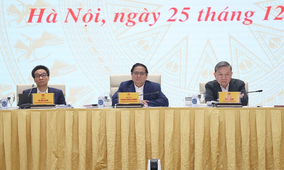 Thủ tướng Phạm Minh Chính, Đại tướng Tô Lâm, Bộ trưởng Bộ Công an và Phó Thủ tướng Vũ Đức Đam chủ trì và điều hành hội nghị. (Ảnh: Dương Giang/TTXVN)