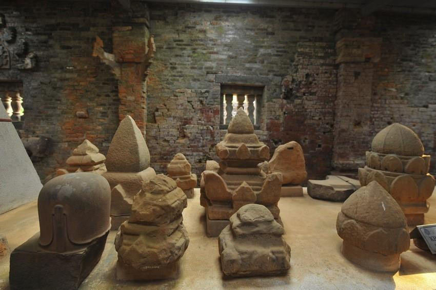 Khu di tích đền tháp Mỹ Sơn thuộc xã Duy Phú, huyện Duy Xuyên (tỉnh Quảng Nam) là một quần thể gồm nhiều đền đài Chăm Pa, nằm trong một thung lũng đường kính khoảng 2 km. Đây từng là nơi tổ chức nghi lễ cúng tế, là lăng mộ của các vị vua và hoàng thân, quốc thích Vương triều Chăm Pa trước đây. Tháng 12/1999, Khu di tích đền tháp Mỹ Sơn được UNESCO công nhận là Di sản Văn hóa Thế giới.(Ảnh: TTXVN)