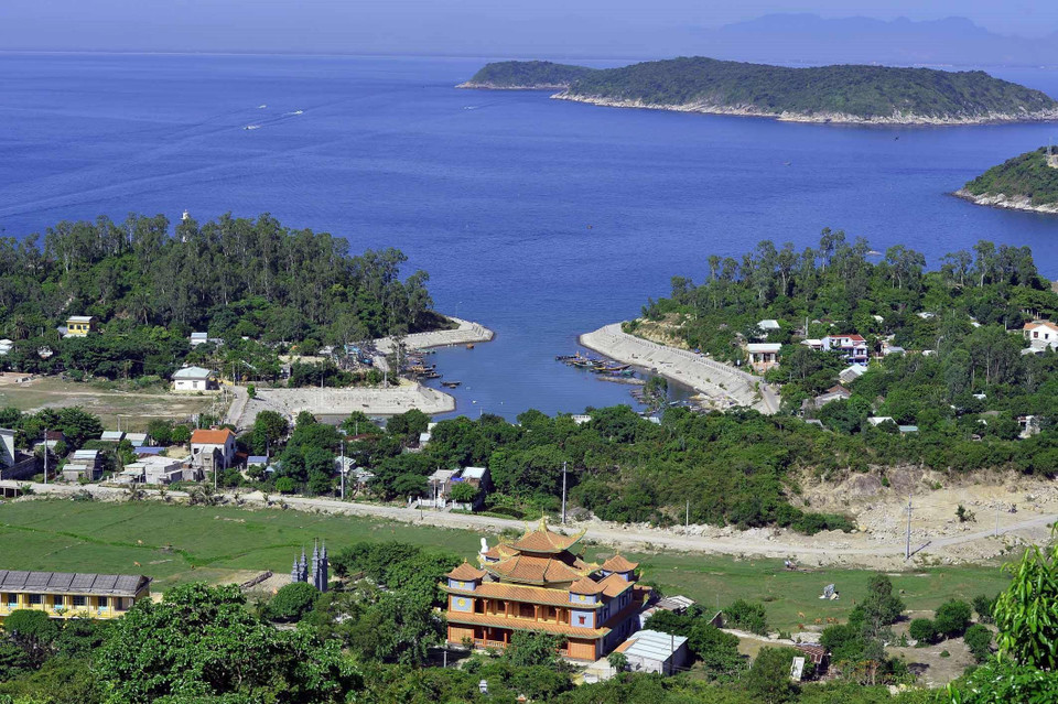 Quang cảnh khu âu thuyền, chùa Hải Tạng tại Cù lao Chàm (xã đảo Tân Hiệp, thành phố Hội An, tỉnh Quảng Nam) nhìn từ trên cao. (Ảnh: TTXVN)