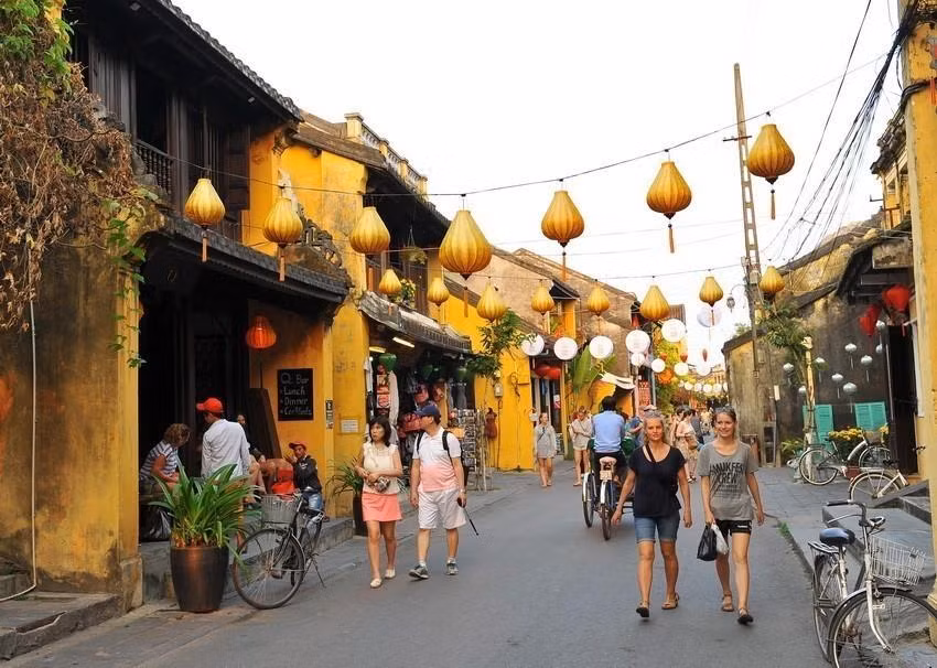 Phố cổ Hội An không có tiếng động cơ gầm rú, cũng chẳng có những thương hiệu rực rỡ đèn mầu. Tất cả đã lùi xa sau lưng, cả không gian và thời gian đều lắng đọng trong những nếp nhà gỗ cổ xưa. (Ảnh: TTXVN)