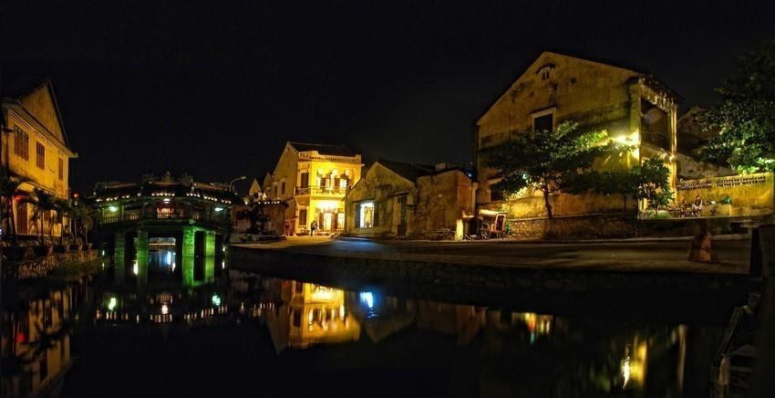 Phố cổ Hội An nằm cách thành phố Đà Nẵng 30km về phía Đông Nam, cách thành phố Tam Kỳ 60 km về phía Đông Bắc. Phố cổ Hội An được bảo tồn gần như nguyên trạng với một quần thể di tích kiến trúc cổ gồm nhiều công trình nhà ở, hội quán, đình chùa, miếu mạo, giếng, cầu, nhà thờ tộc, bến cảng, chợ... (Ảnh: TTXVN)