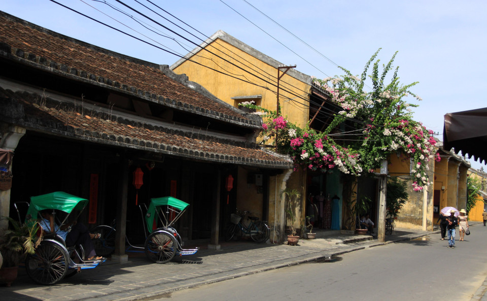 Phố cổ Hội An không có tiếng động cơ gầm rú, cũng chẳng có những thương hiệu rực rỡ đèn mầu. Tất cả đã lùi xa sau lưng, cả không gian và thời gian đều lắng đọng trong những nếp nhà gỗ cổ xưa. (Ảnh: TTXVN)