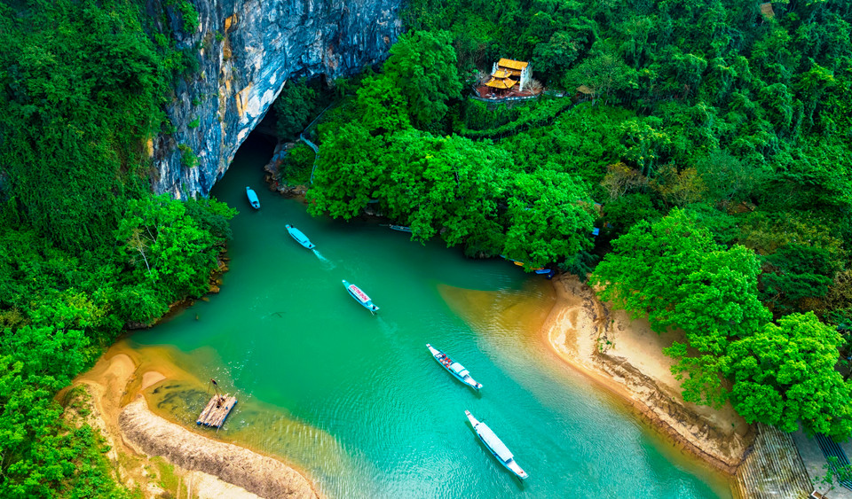Những chiếc thuyền tại Bến thuyền Du lịch Phong Nha đưa du khách vào tham quan Động Phong Nha. (Ảnh: TTXVN phát)