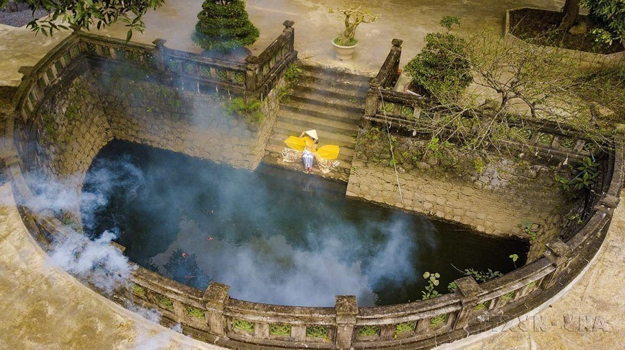 Hồ bán nguyệt mang nét cổ kính nằm trong khuôn viên chùa Thiên Tôn (khu Di tích Lịch sử Văn hóa cố đô Hoa Lư). (Ảnh: Minh Đức/TTXVN)