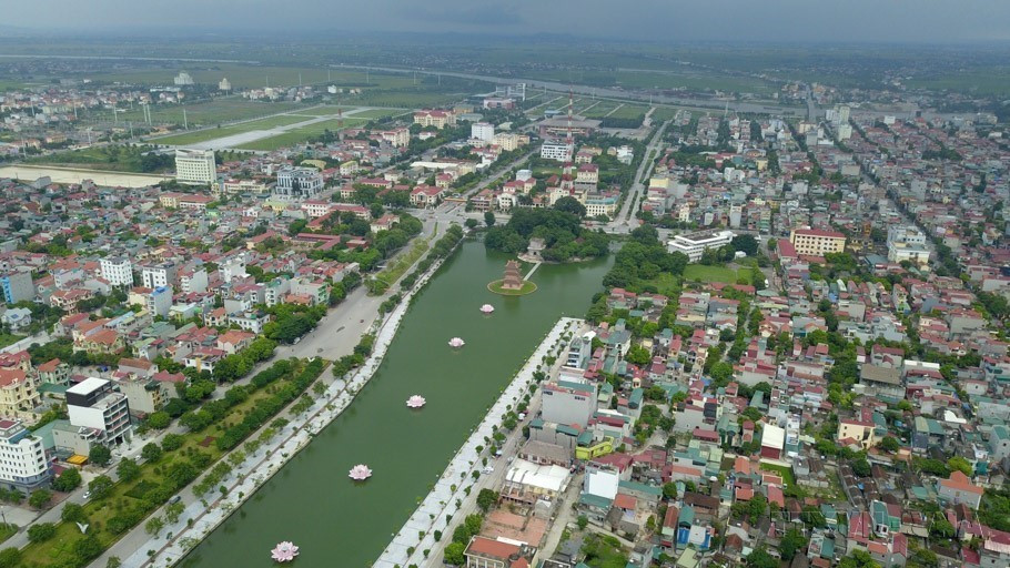 Thành phố Ninh Bình ngày một đổi mới hiện đại. (Ảnh: Minh Đức/TTXVN)