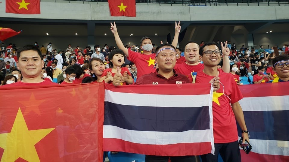 Cổ động viên trên khán đài nhiệt tình cổ vũ cho hai đội. (Ảnh: TTXVN phát)