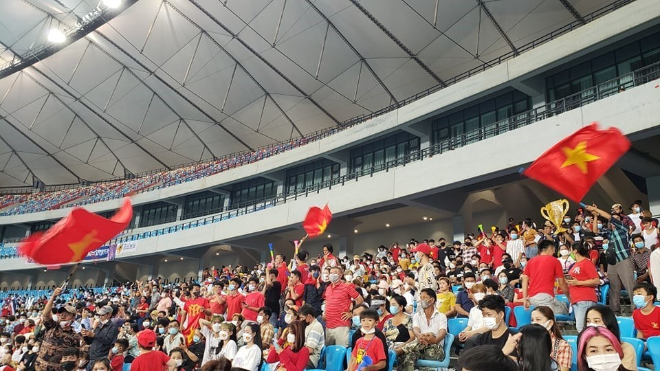 Cổ động viên Việt Nam trên khán đài sân Sirodok Echo cổ vũ nhiệt tình để tiếp sức cho U23 Việt Nam giành chiến thắng. (Ảnh: TTXVN phát)