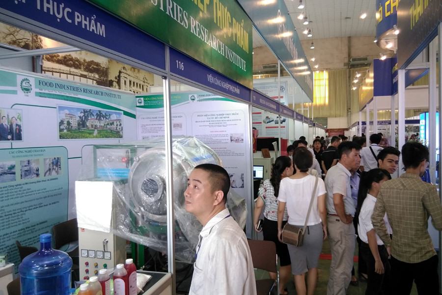 Dù nhiều gian hàng mới bắt đầu trưng bày, song đã có nhiều người dân đến chợ khiến không khí Techmart năm nay khá sôi động. (Ảnh: Trung Hiền/Vietnam+)