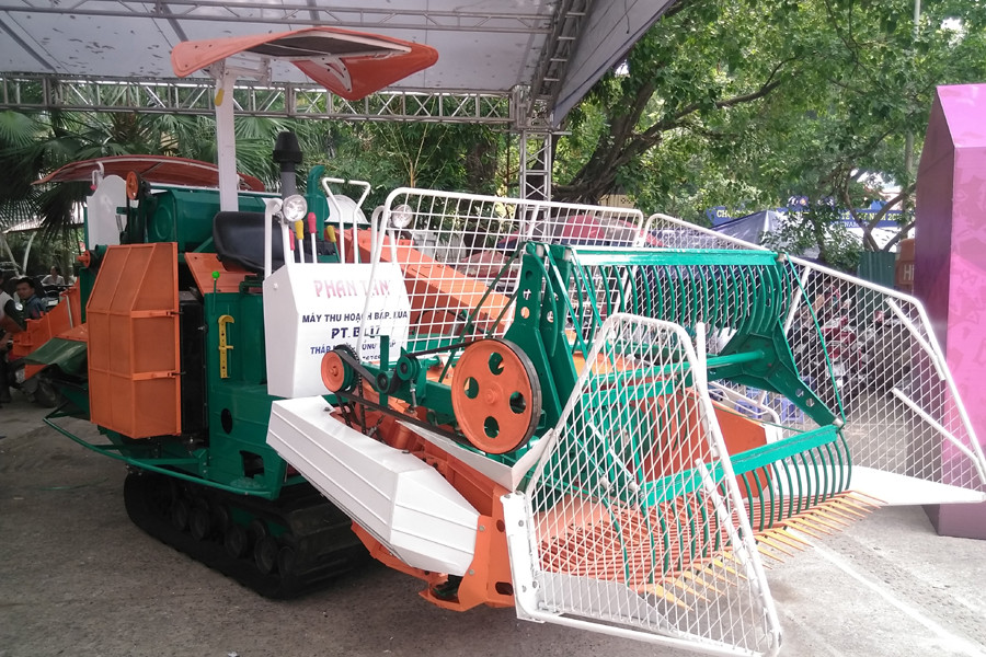 Những sáng chế của người dân giúp giảm sức lao động khi thu hoạch lúa, ngô. (Ảnh: Trung Hiền/Vietnam+)