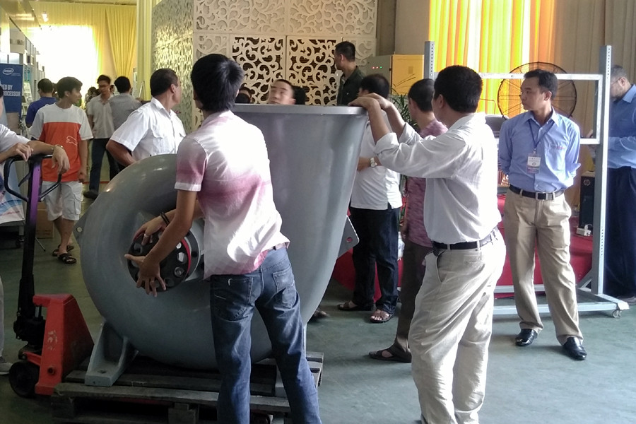 Những thiết bị nặng nề được vận chuyển tới "chợ" trước giờ khai mạc. (Ảnh: Trung Hiền/Vietnam+)