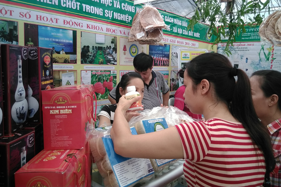 Nhiều người dân đến chợ để tìm mua sản phẩm mới. (Ảnh: Trung Hiền/Vietnam+)