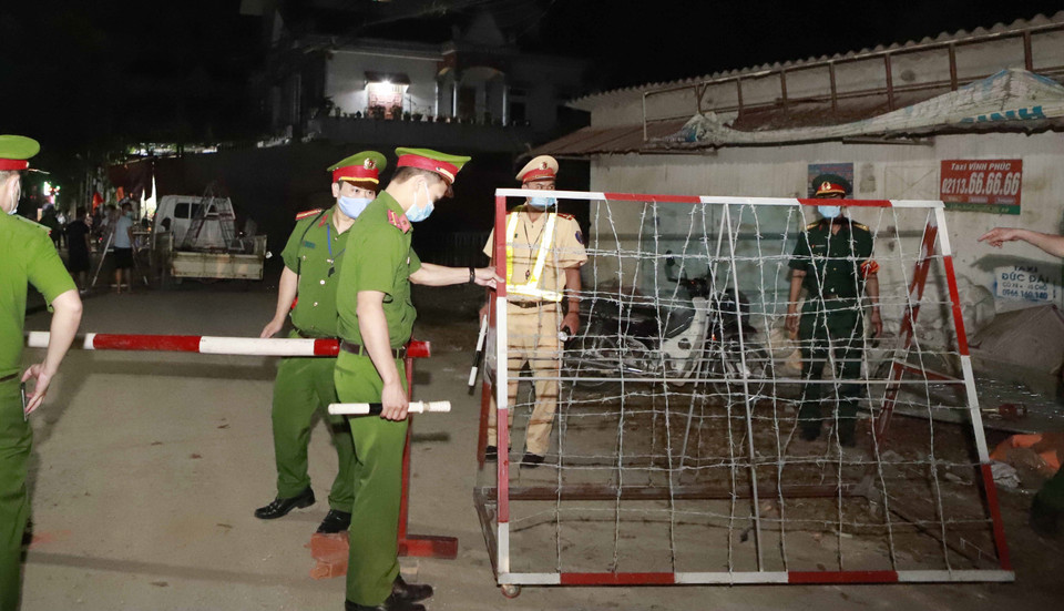 Lực lượng chức năng lập chốt kiểm soát tại Ngã 3 thôn Báo Văn 1, xã Đồng Văn, huyện Yên Lạc. (Ảnh: Hoàng Hùng/TTXVN)