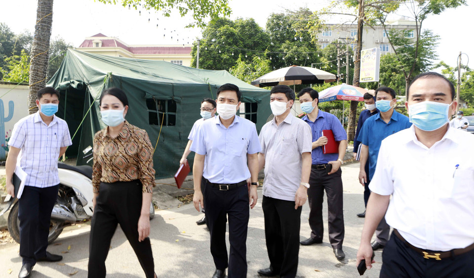 Ban chỉ đạo phòng, chống dịch COVID-19 thành phố Phúc Yên và lãnh đạo tỉnh Vĩnh Phúc kiểm tra một chốt cách ly y tế tại khu đô thị Đồng Sơn, thành phố Phúc Yên. (Ảnh: Hoàng Hùng/TTXVN)