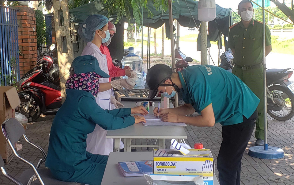 Người dân khai báo y tế tại một chốt cách ly y tế tại khu đô thị Đồng Sơn, thành phố Phúc Yên (Vĩnh Phúc). (Ảnh: Hoàng Hùng/TTXVN)