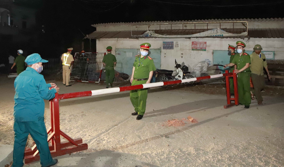 Lực lượng chức năng lập chốt kiểm soát tại Ngã 3 thôn Báo Văn 1, xã Đồng Văn, huyện Yên Lạc. (Ảnh: Hoàng Hùng/TTXVN)